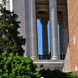 Aereo Tra Le Colonne