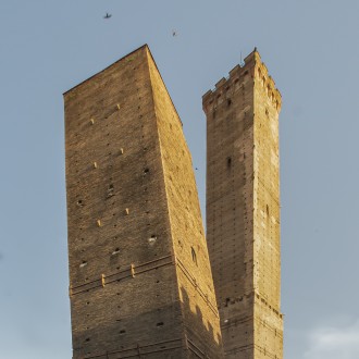 Bologna Con La Sua Torre Mostruosamente Pendente.
