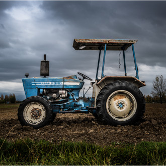 Trattore Ford Su Campo Terroso Da Lavorare In Una Plumbea Mattina Di Novembre